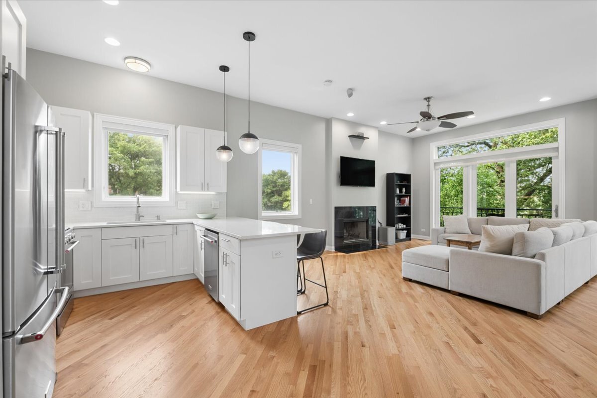 2047 N Mozart Street Unit: 3