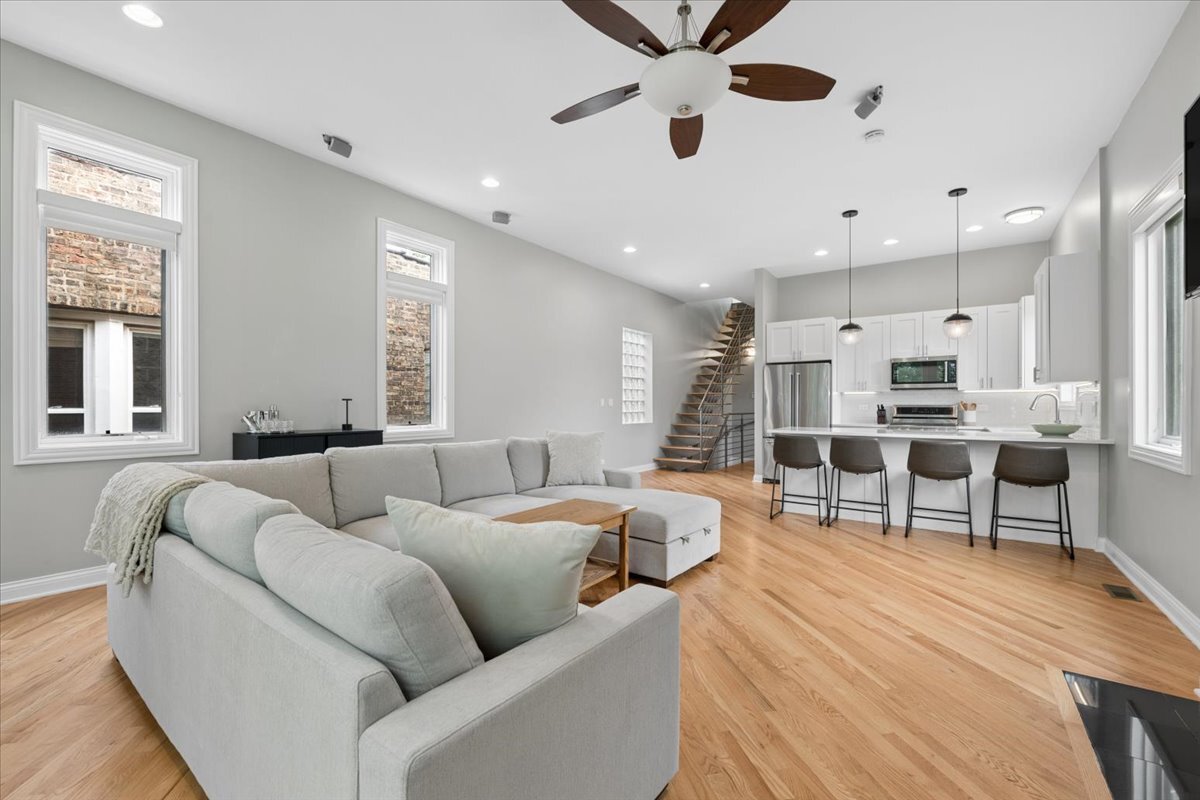 2047 N Mozart Street Unit: 3