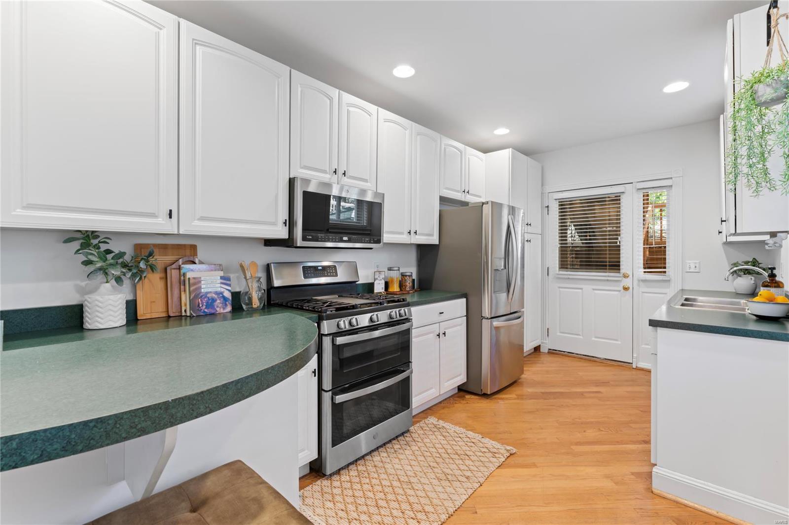 6330 Southwood Avenue Unit: 1E
