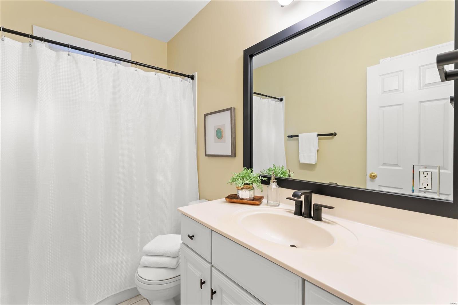 6330 Southwood Avenue Unit: 1E