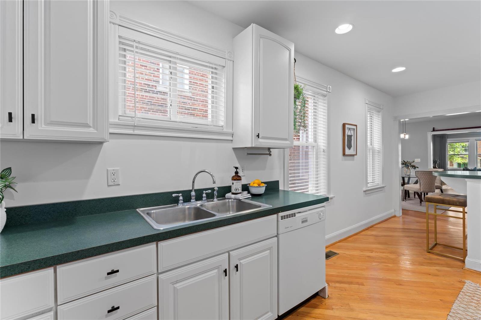 6330 Southwood Avenue Unit: 1E