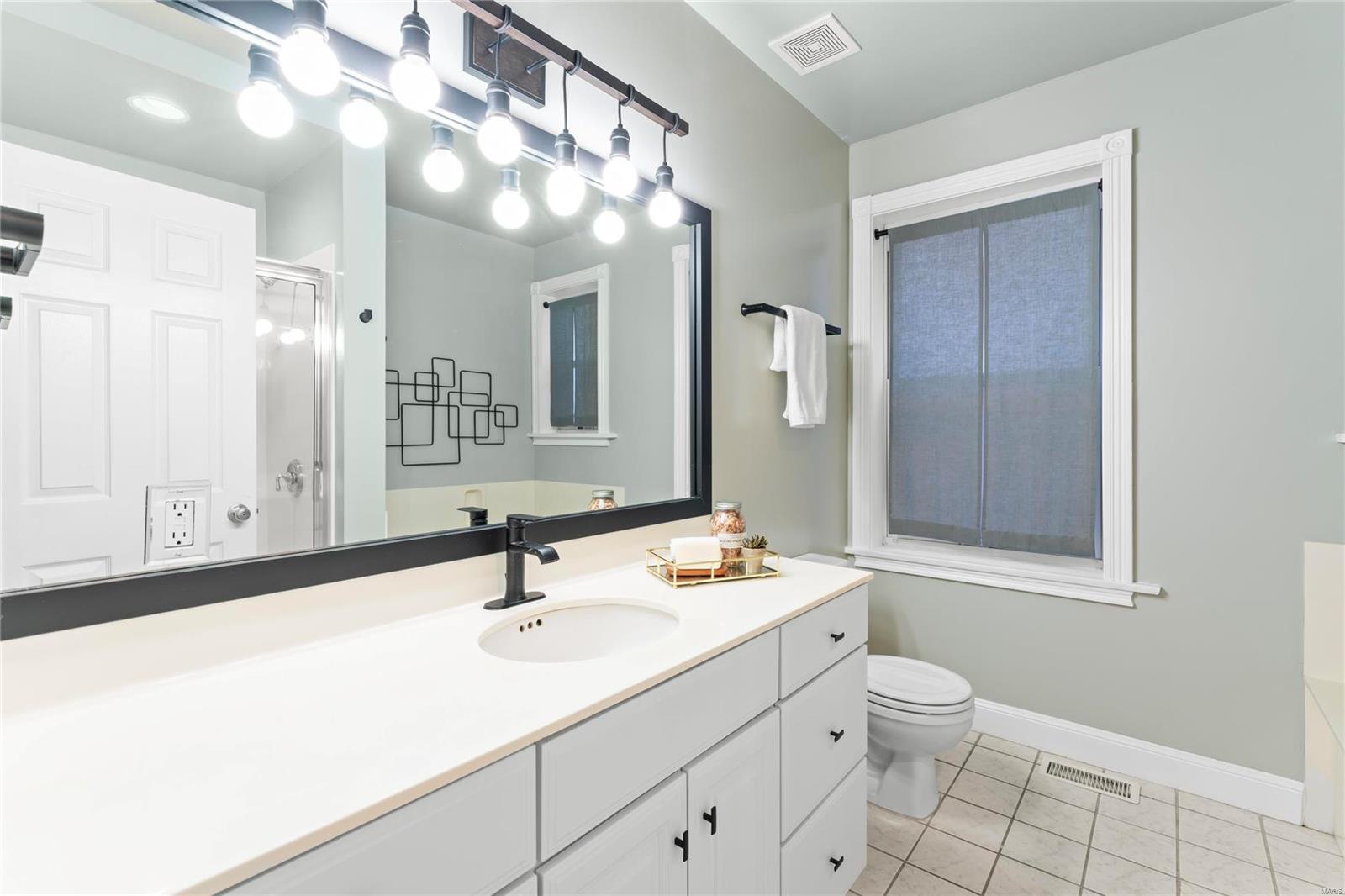 6330 Southwood Avenue Unit: 1E