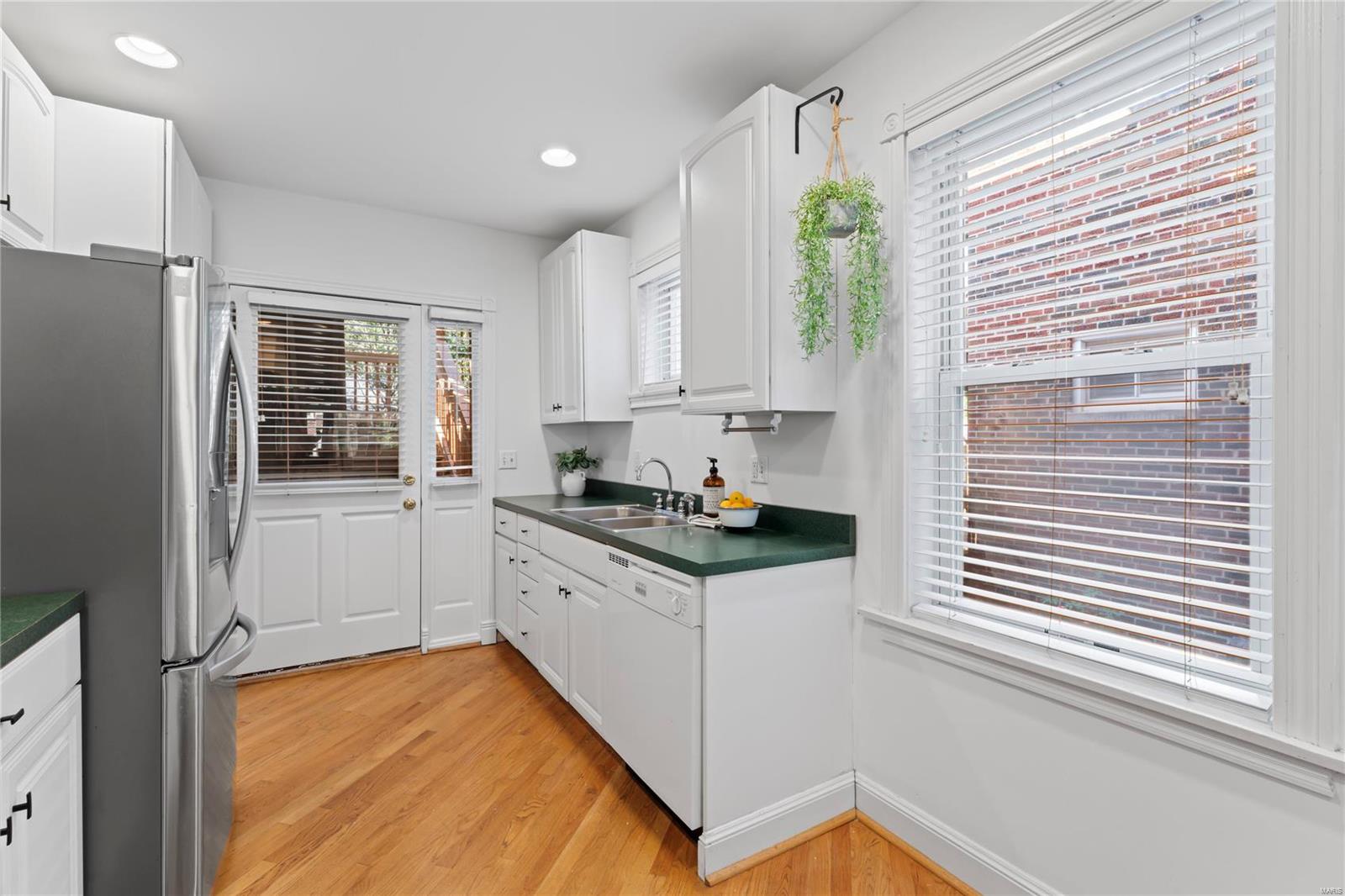 6330 Southwood Avenue Unit: 1E