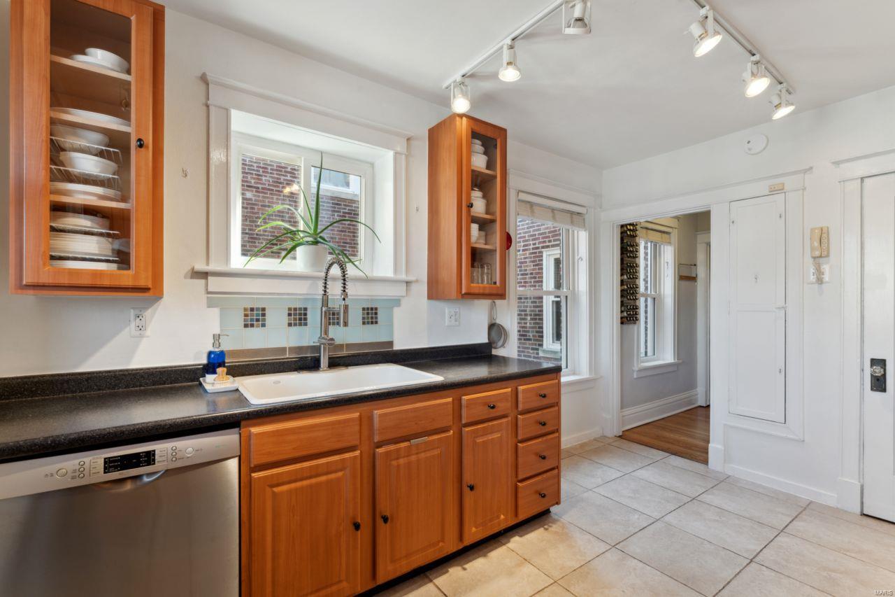 6317 Southwood Avenue Unit: 2W