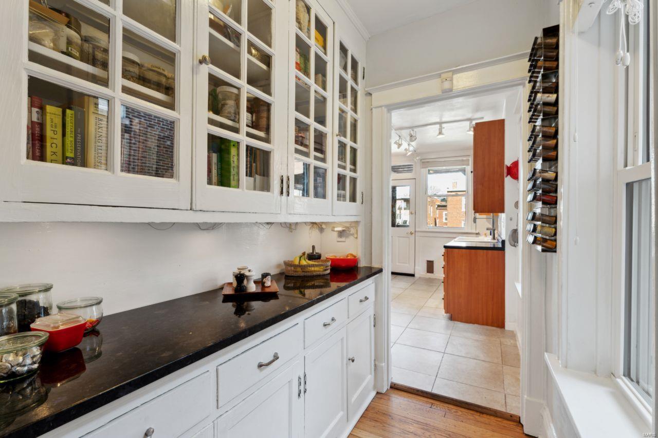 6317 Southwood Avenue Unit: 2W