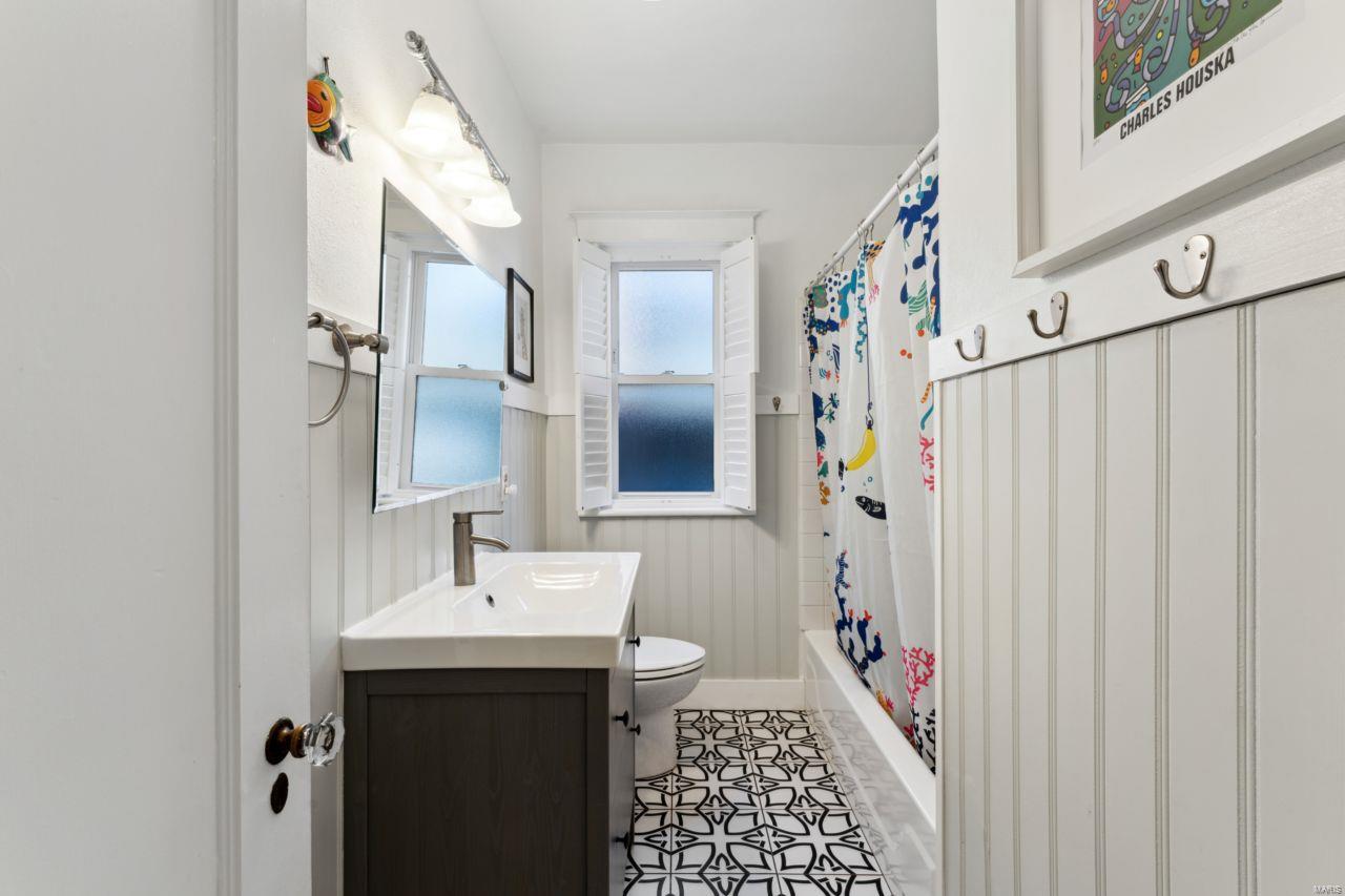 6317 Southwood Avenue Unit: 2W