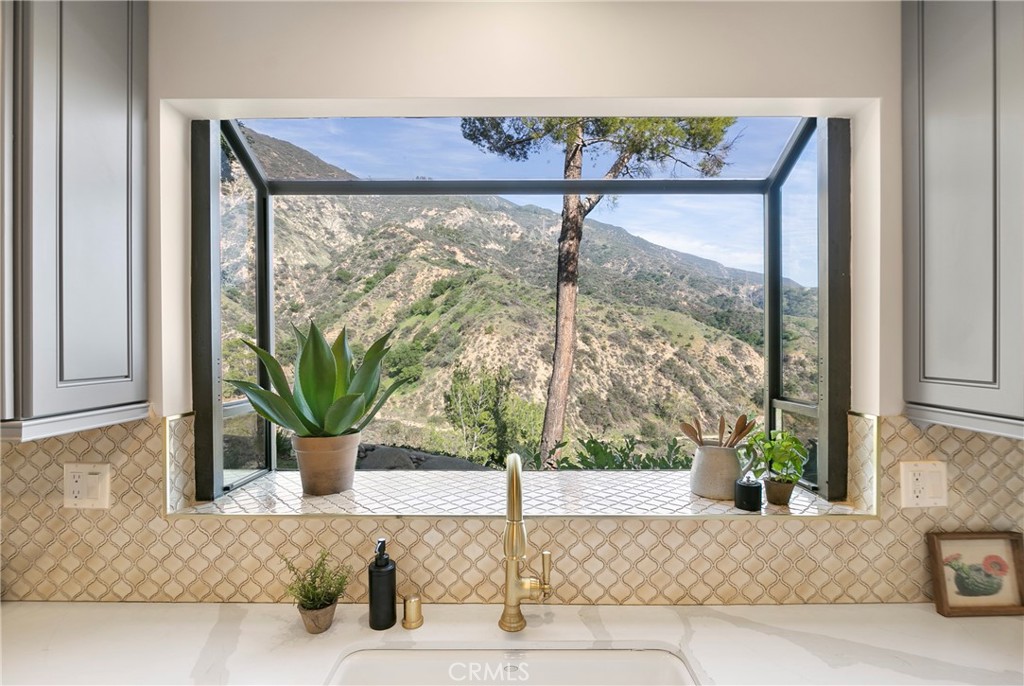 2436 N Altadena Drive