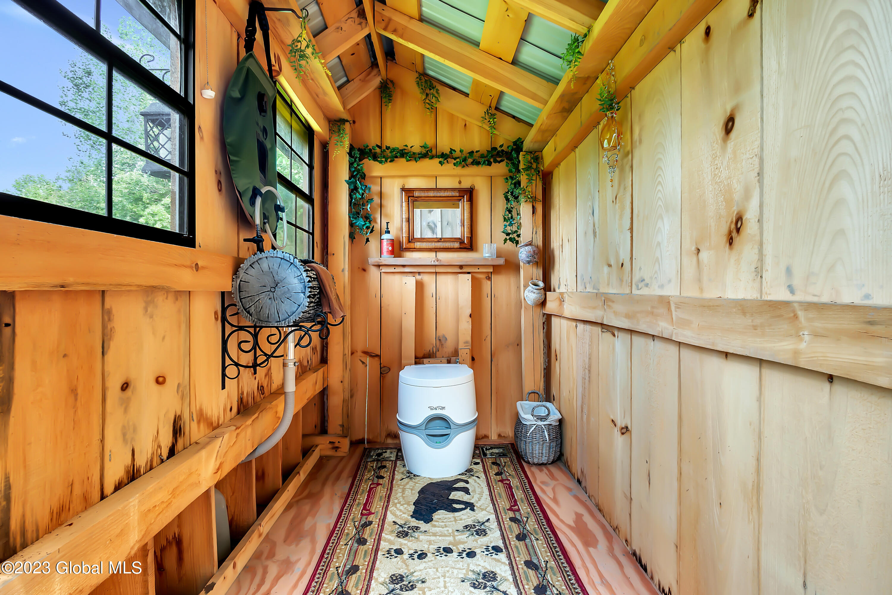 1563 1/2 Division Street