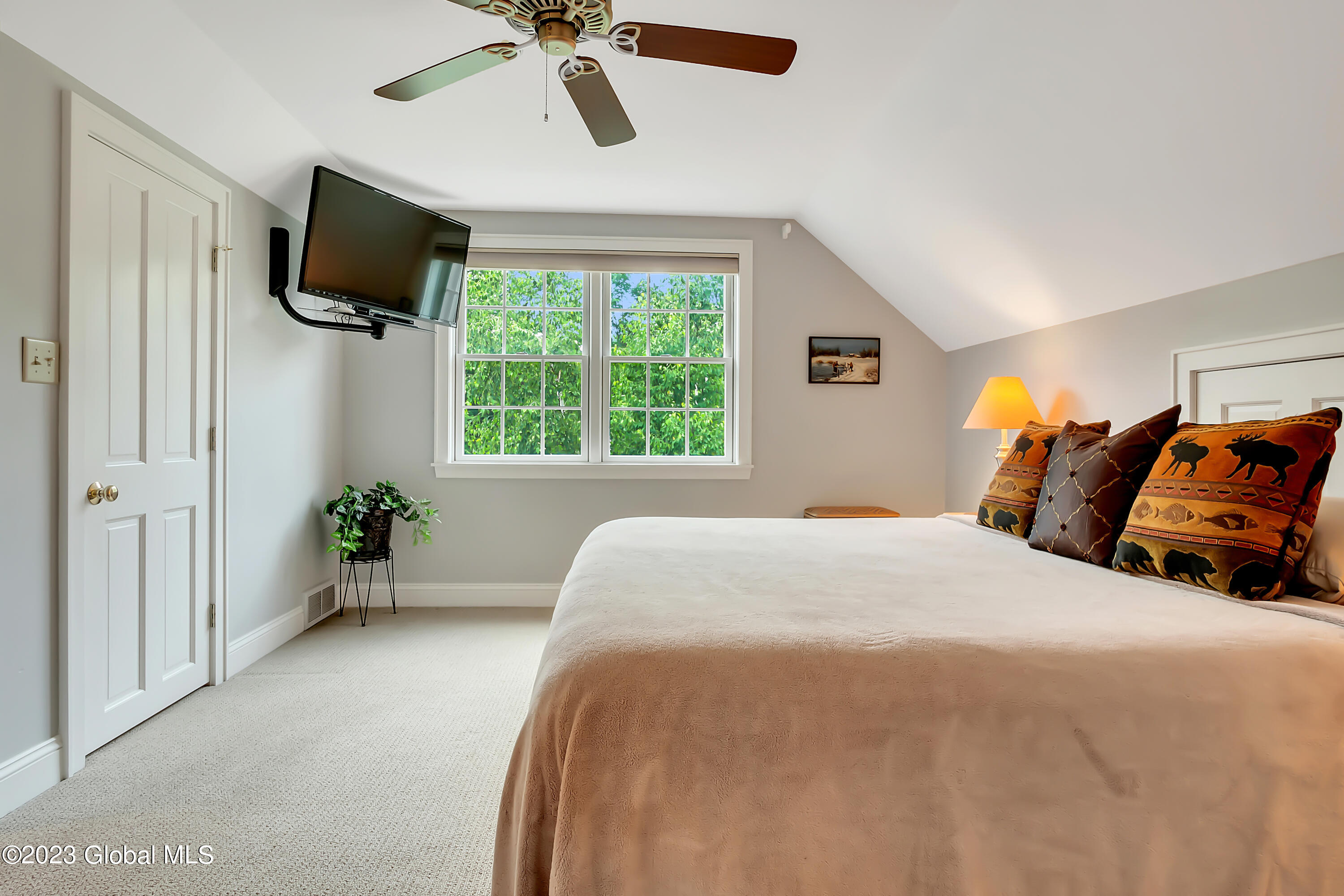 1563 1/2 Division Street