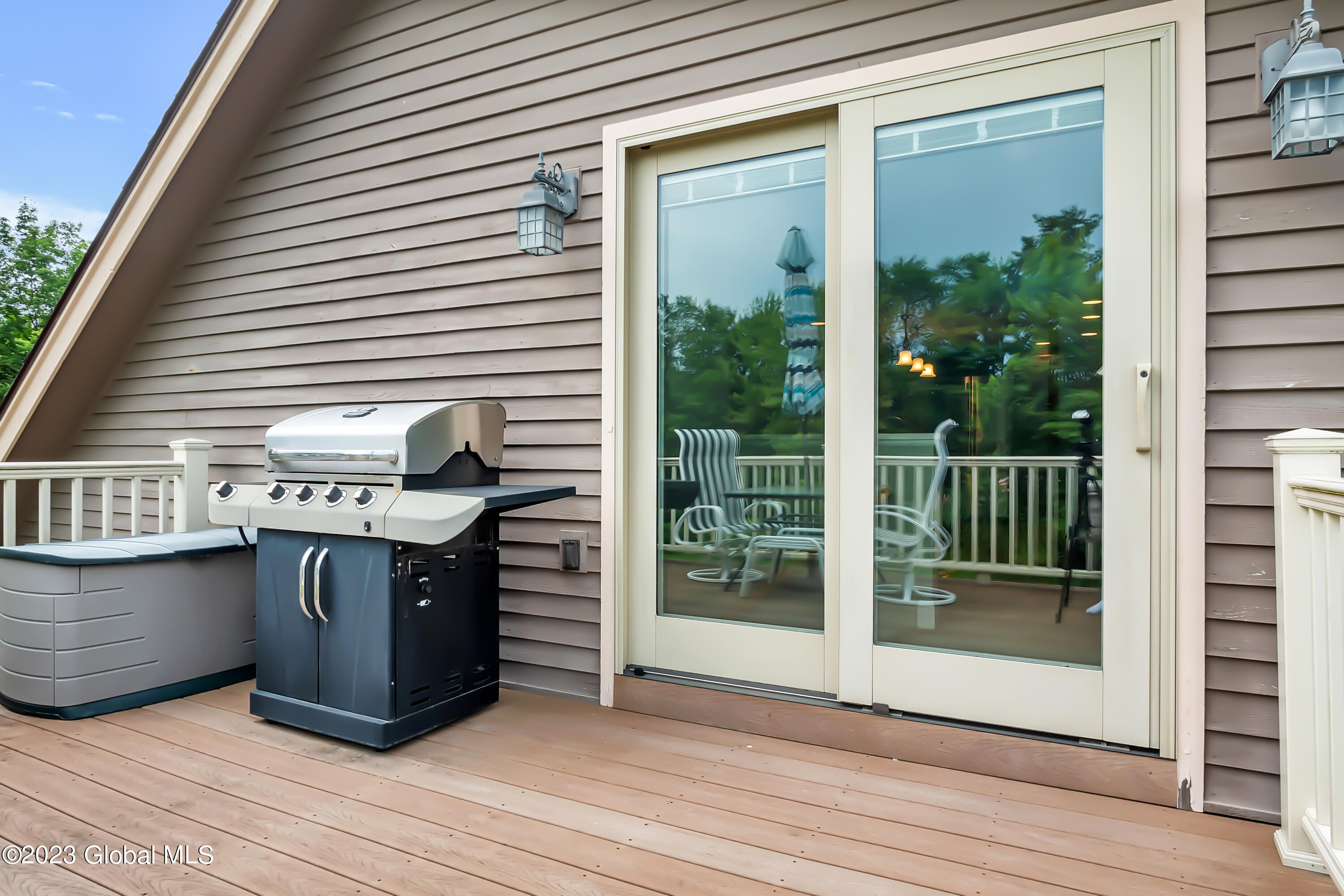 1563 1/2 Division Street