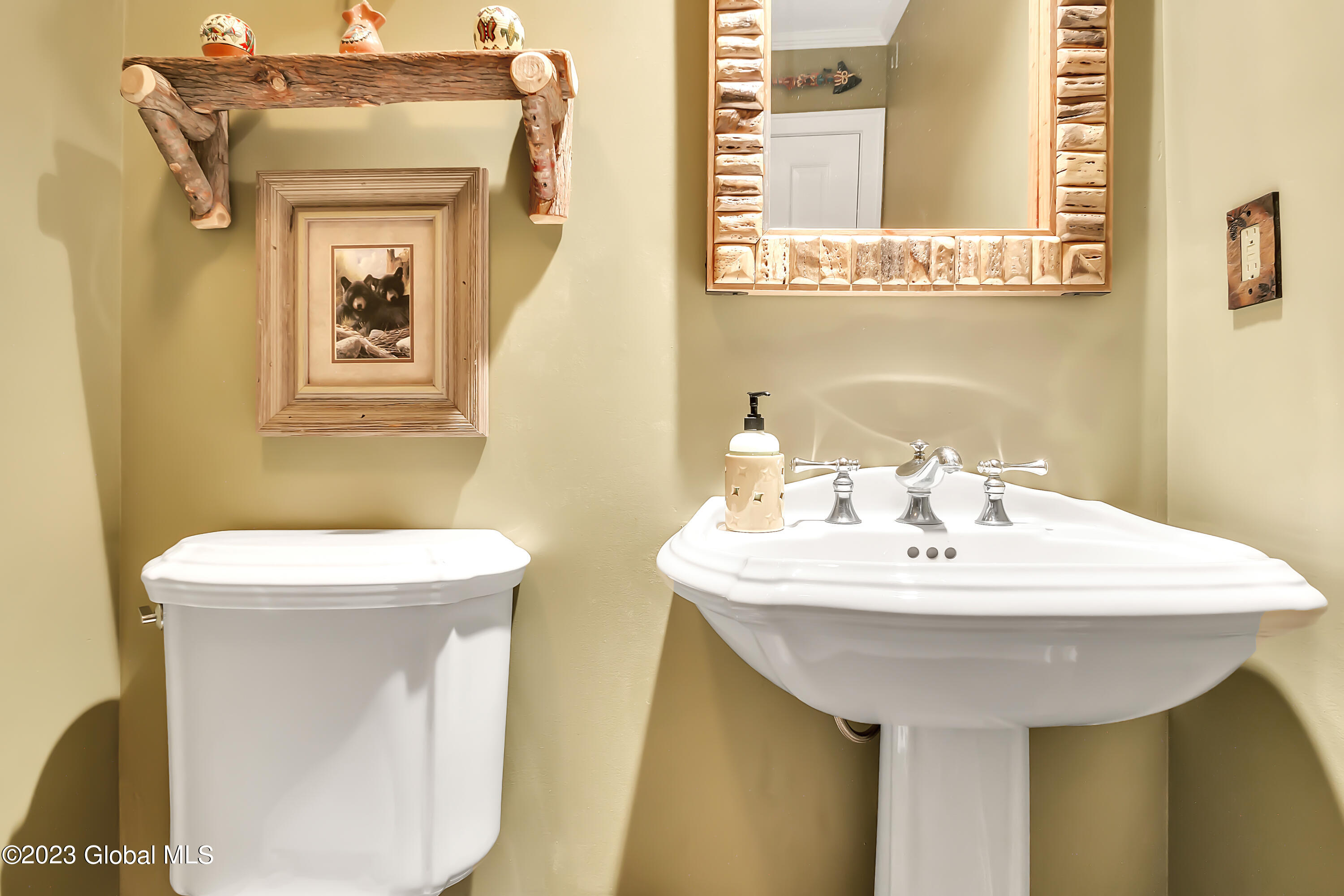 1563 1/2 Division Street