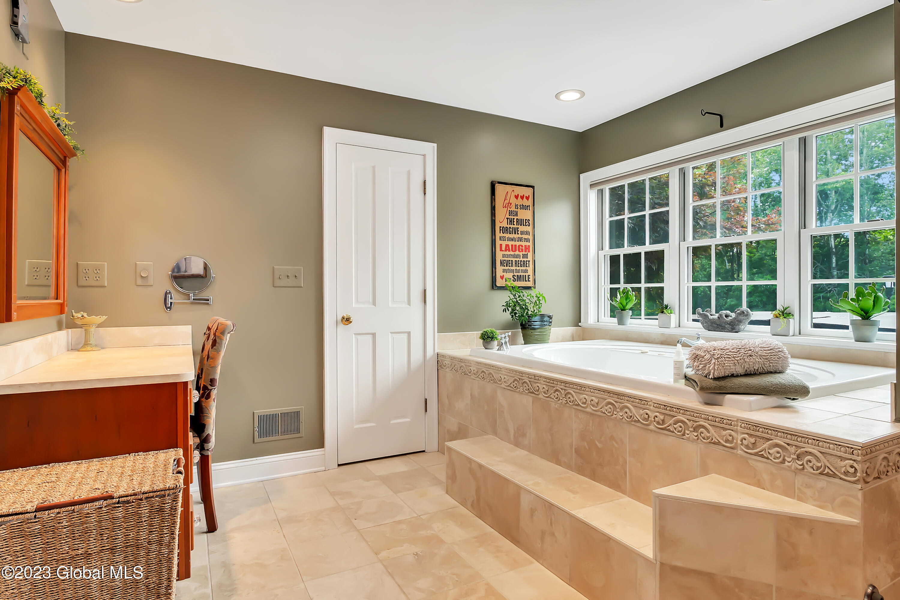 1563 1/2 Division Street