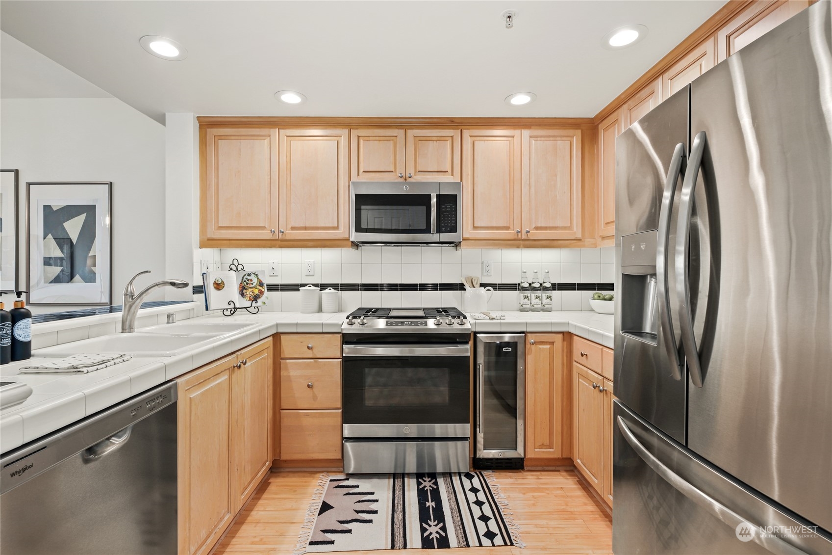 3300 Meridian Avenue N Unit: 304