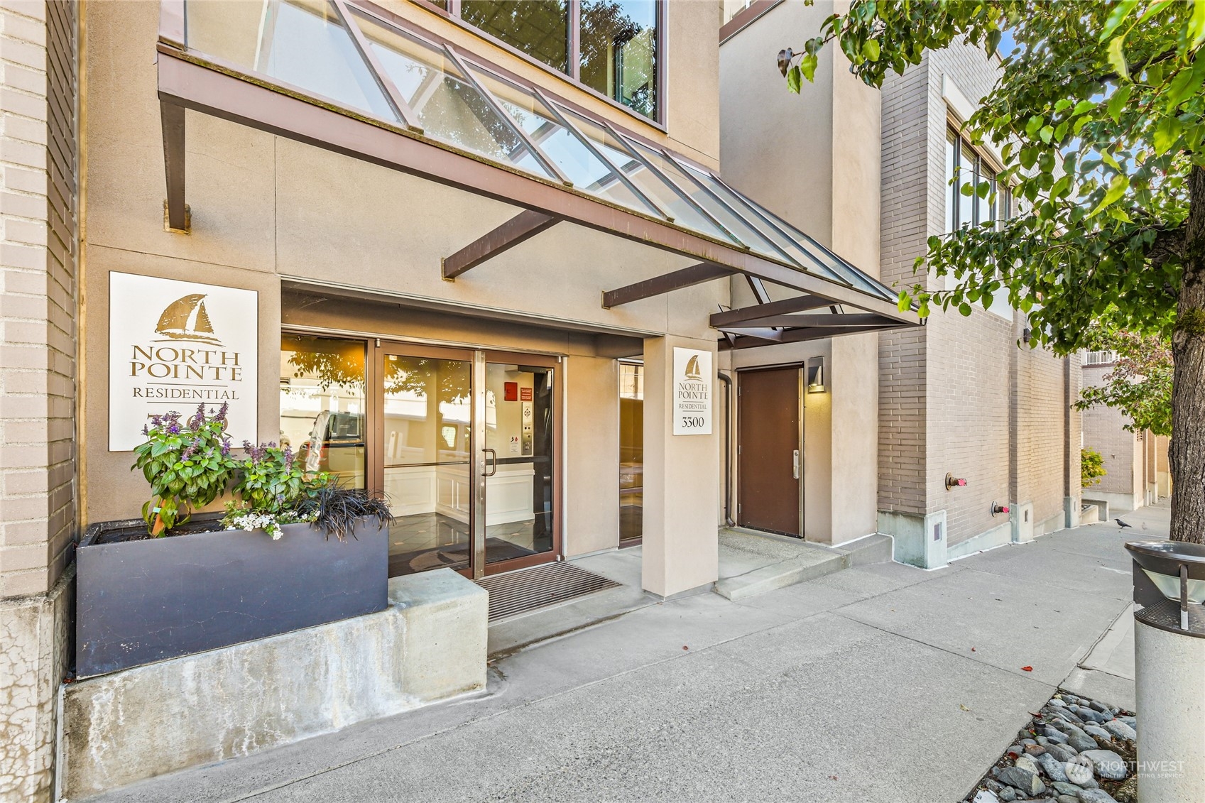 3300 Meridian Avenue N Unit: 304