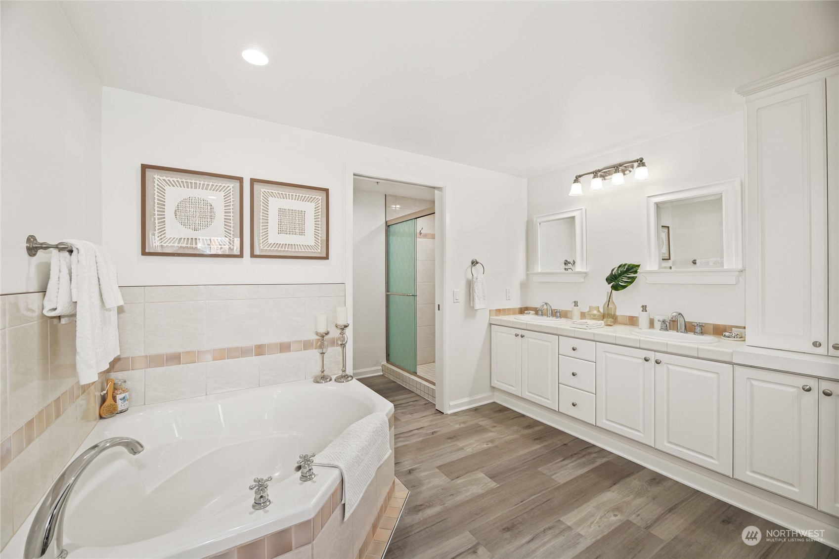 3300 Meridian Avenue N Unit: 304