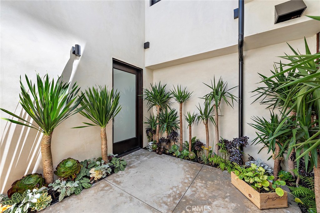 604 1/2 Acacia Avenue