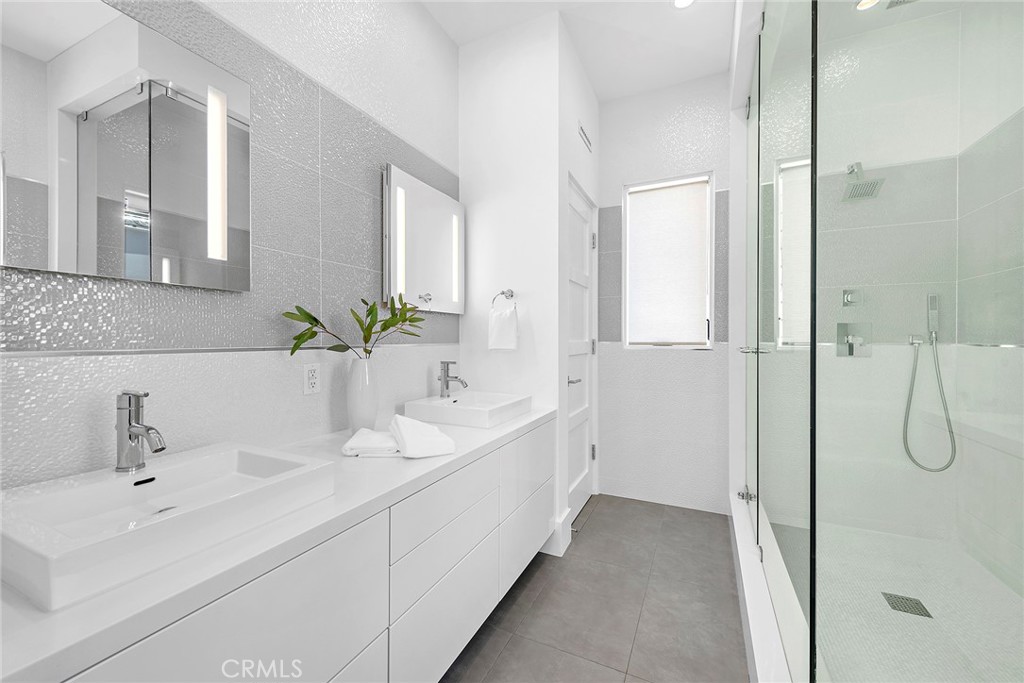 604 1/2 Acacia Avenue