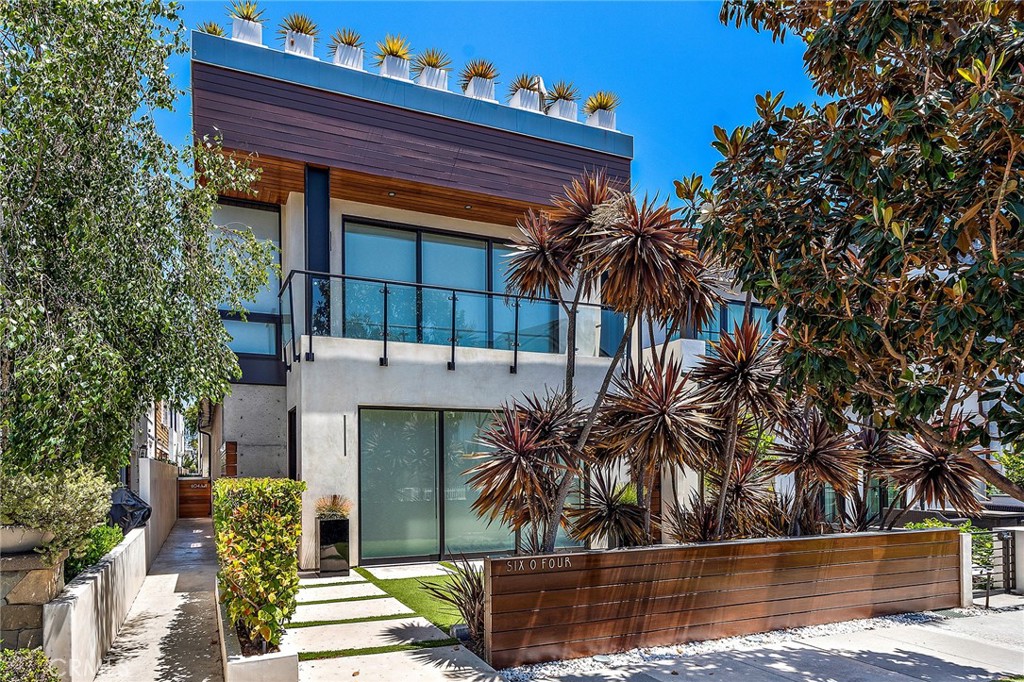 604 1/2 Acacia Avenue