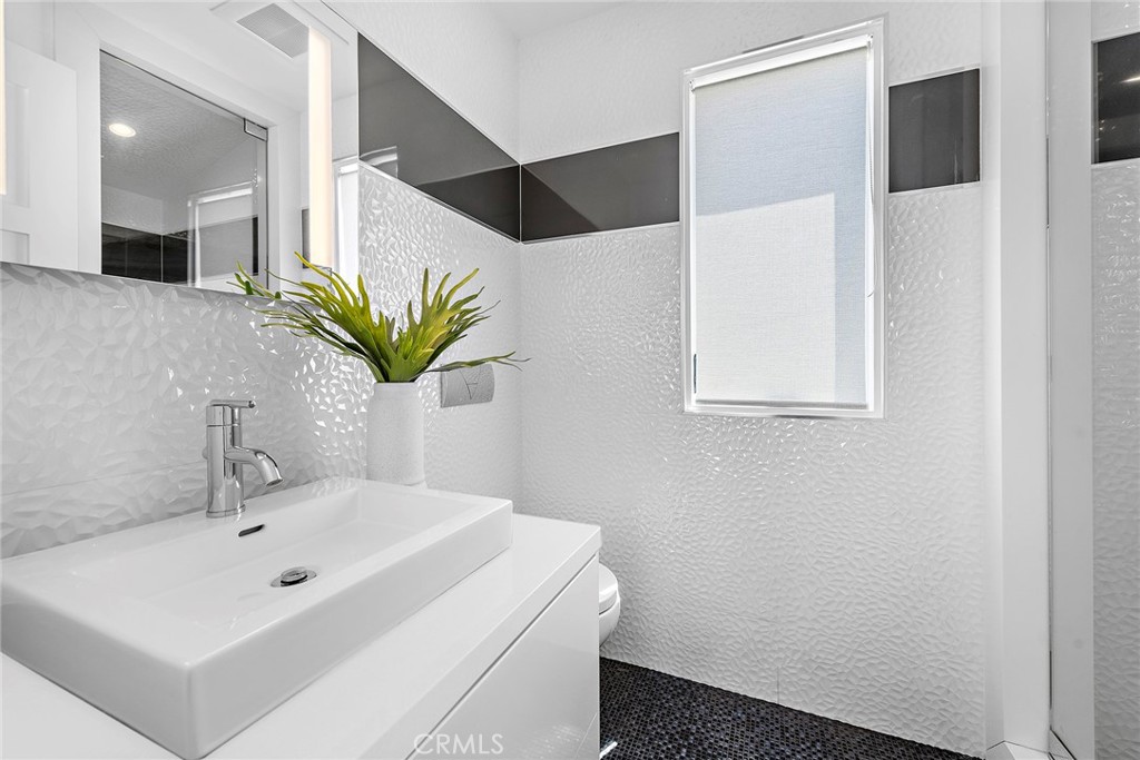 604 1/2 Acacia Avenue