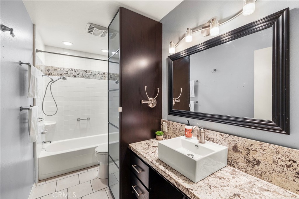 320 E Palmdale Avenue 1