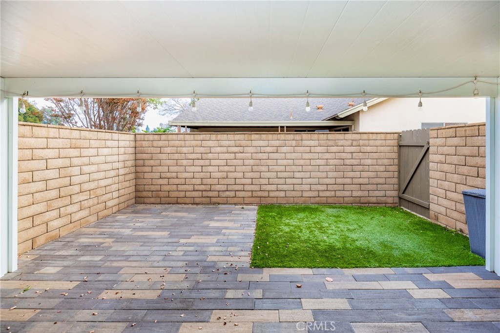 320 E Palmdale Avenue 1