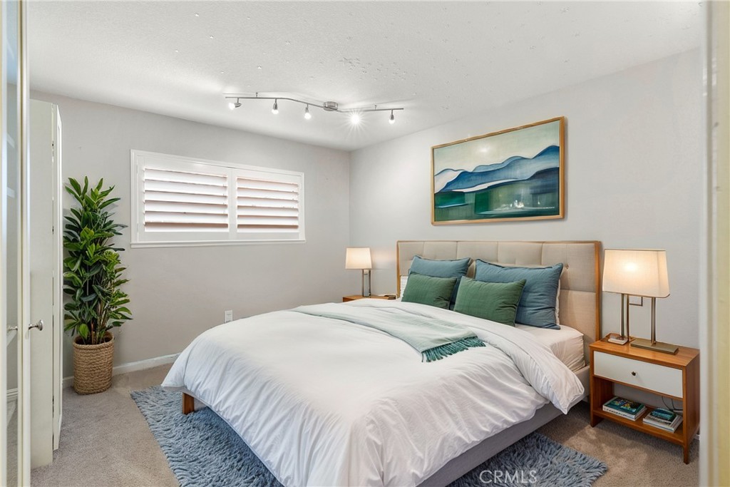 320 E Palmdale Avenue 1