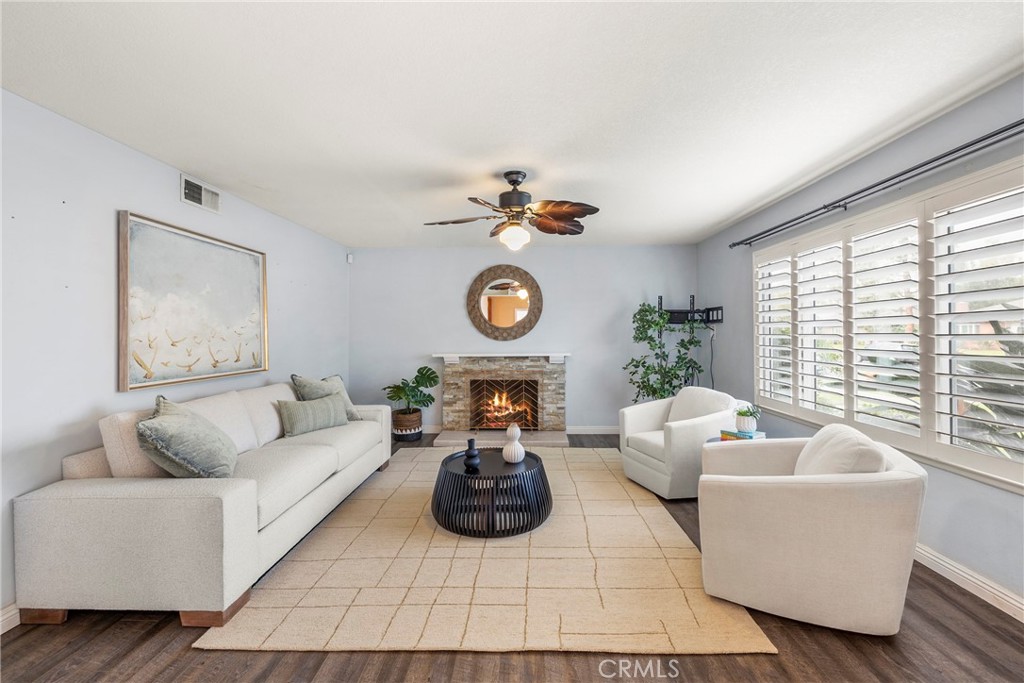 320 E Palmdale Avenue 1