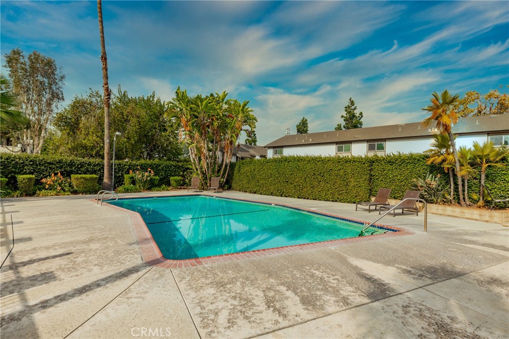 320 E Palmdale Avenue 1