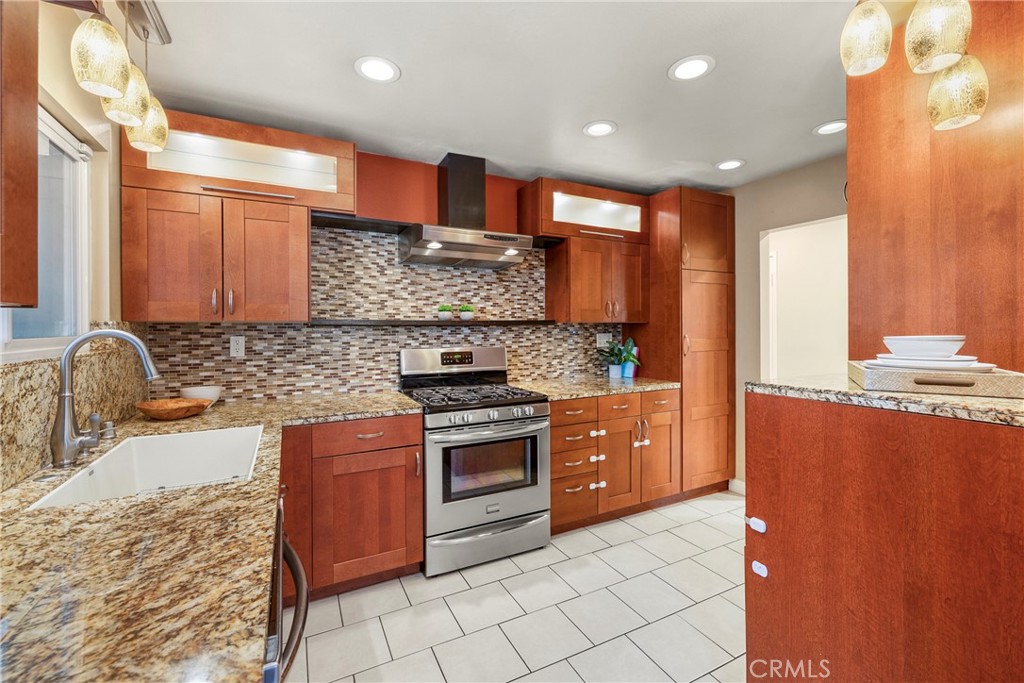 320 E Palmdale Avenue 1