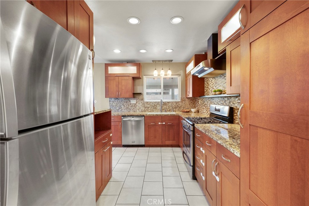 320 E Palmdale Avenue 1