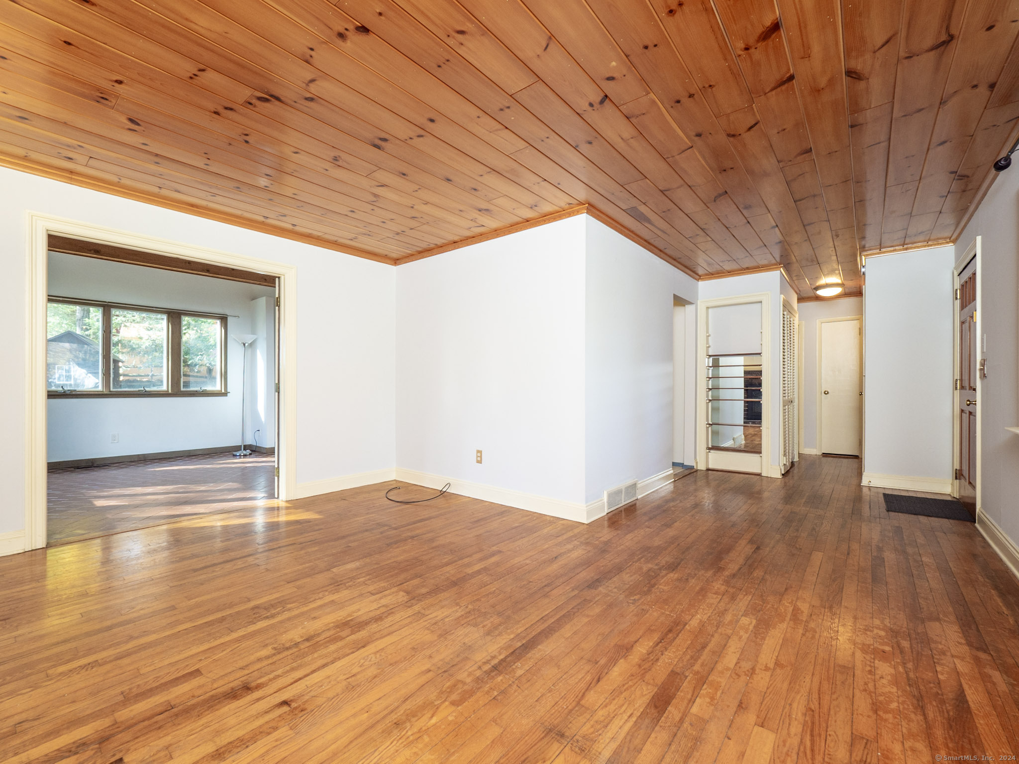 27 Woodland Way