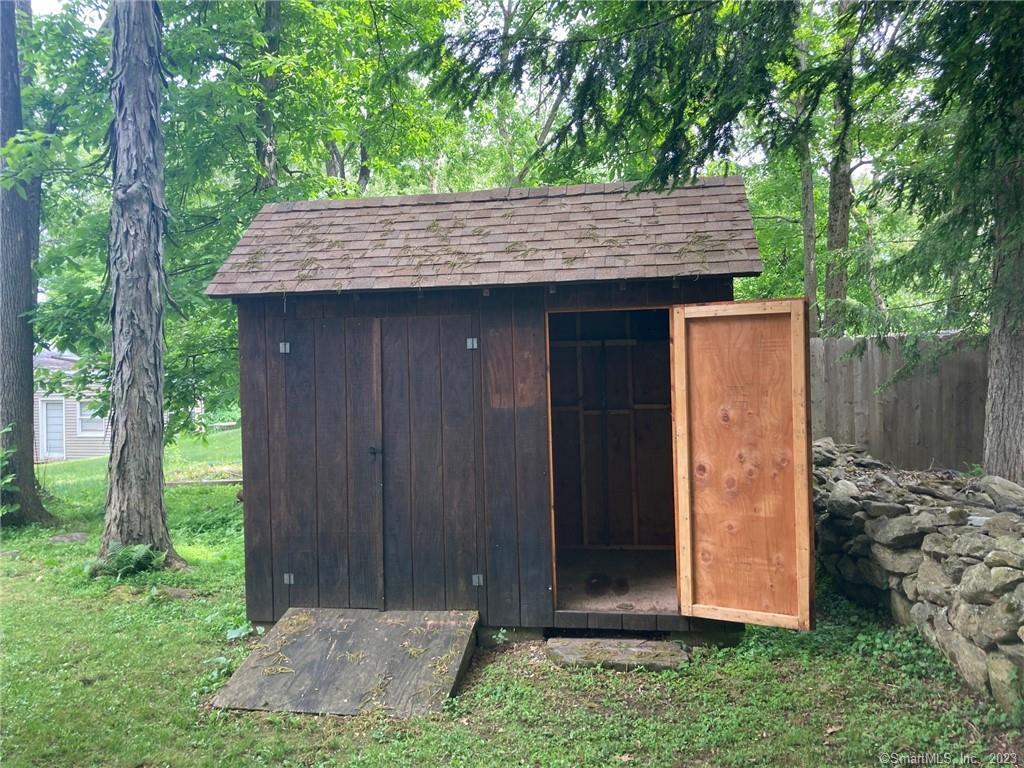 27 Woodland Way
