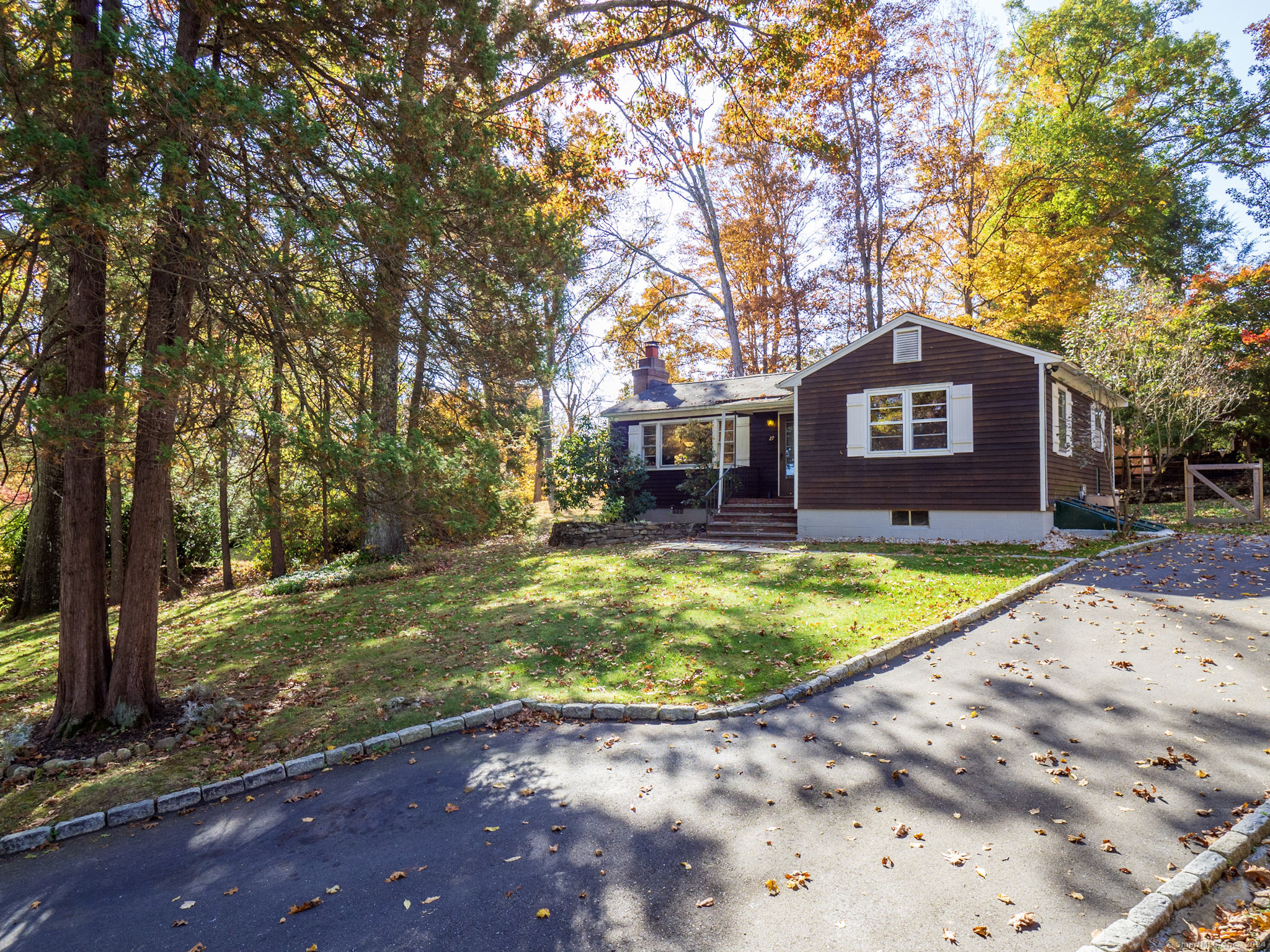 27 Woodland Way