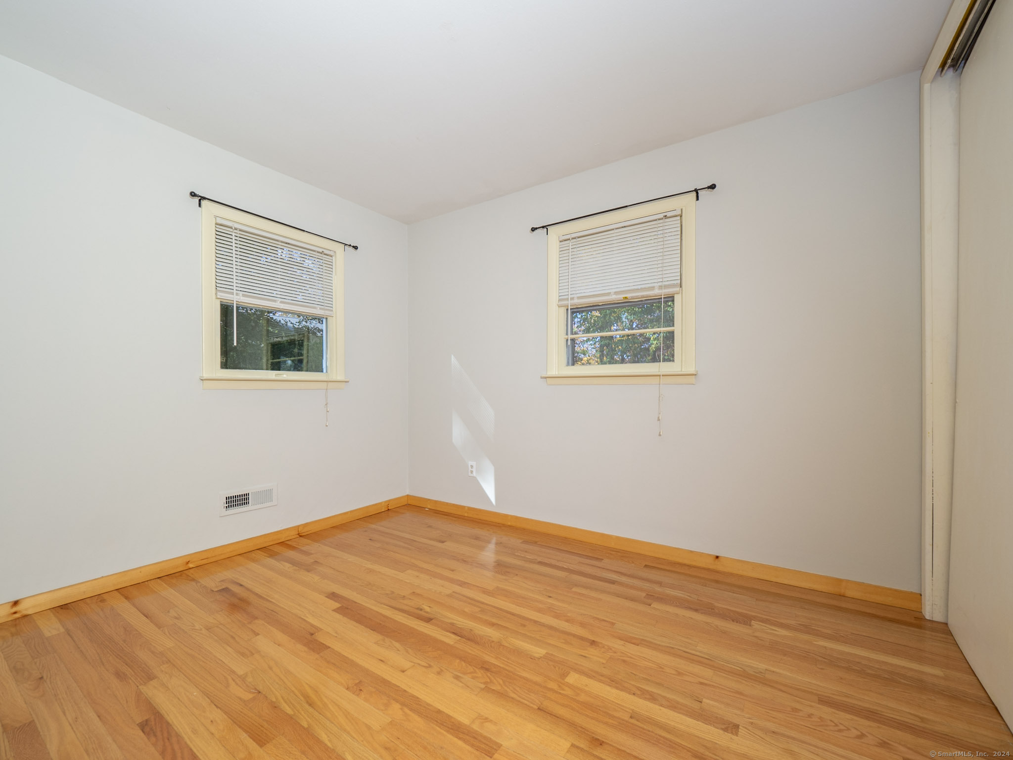 27 Woodland Way
