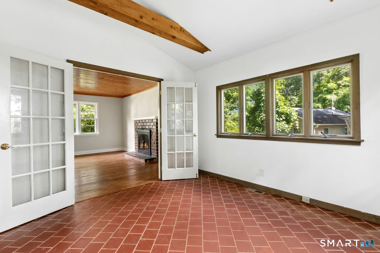 27 Woodland Way
