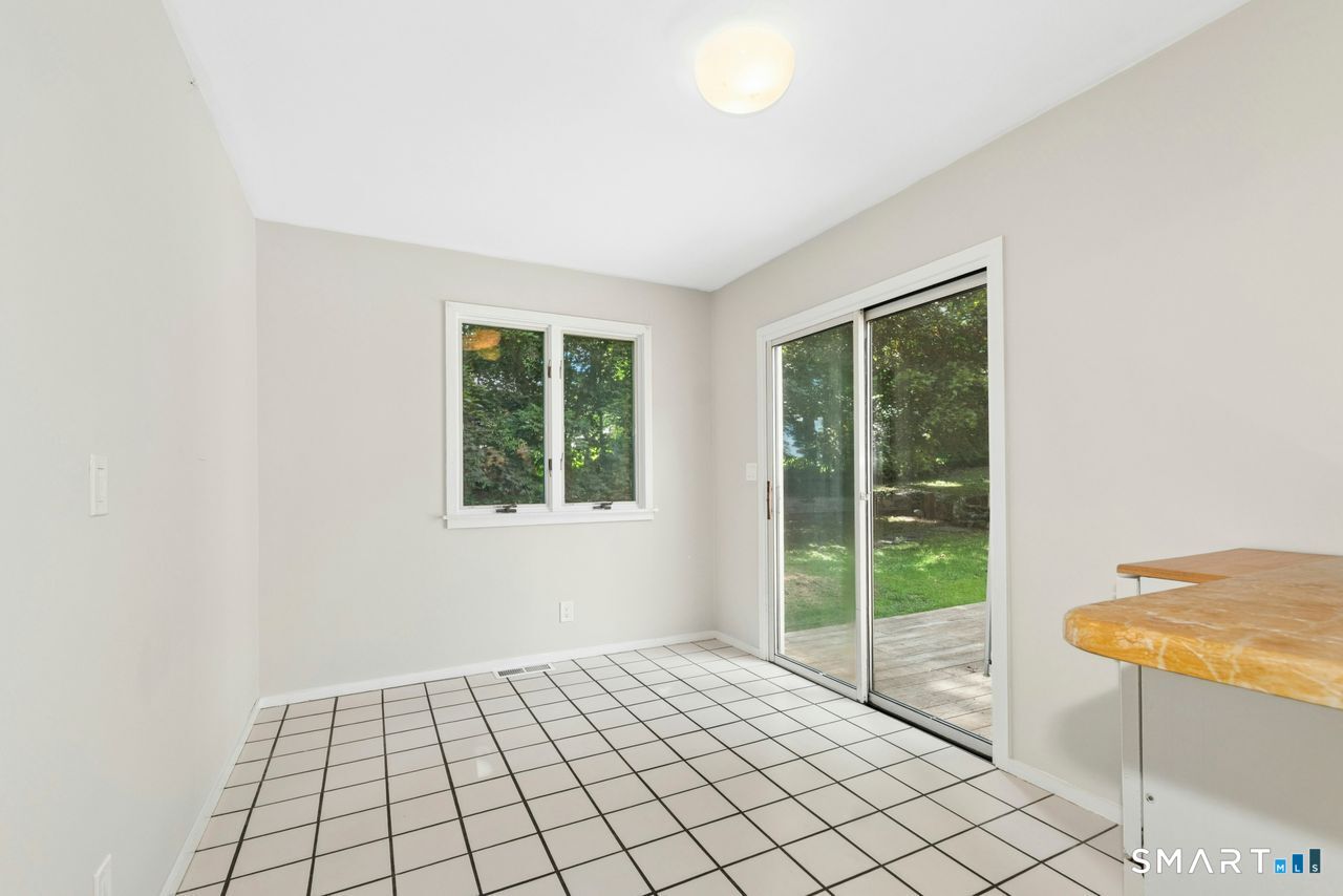 27 Woodland Way