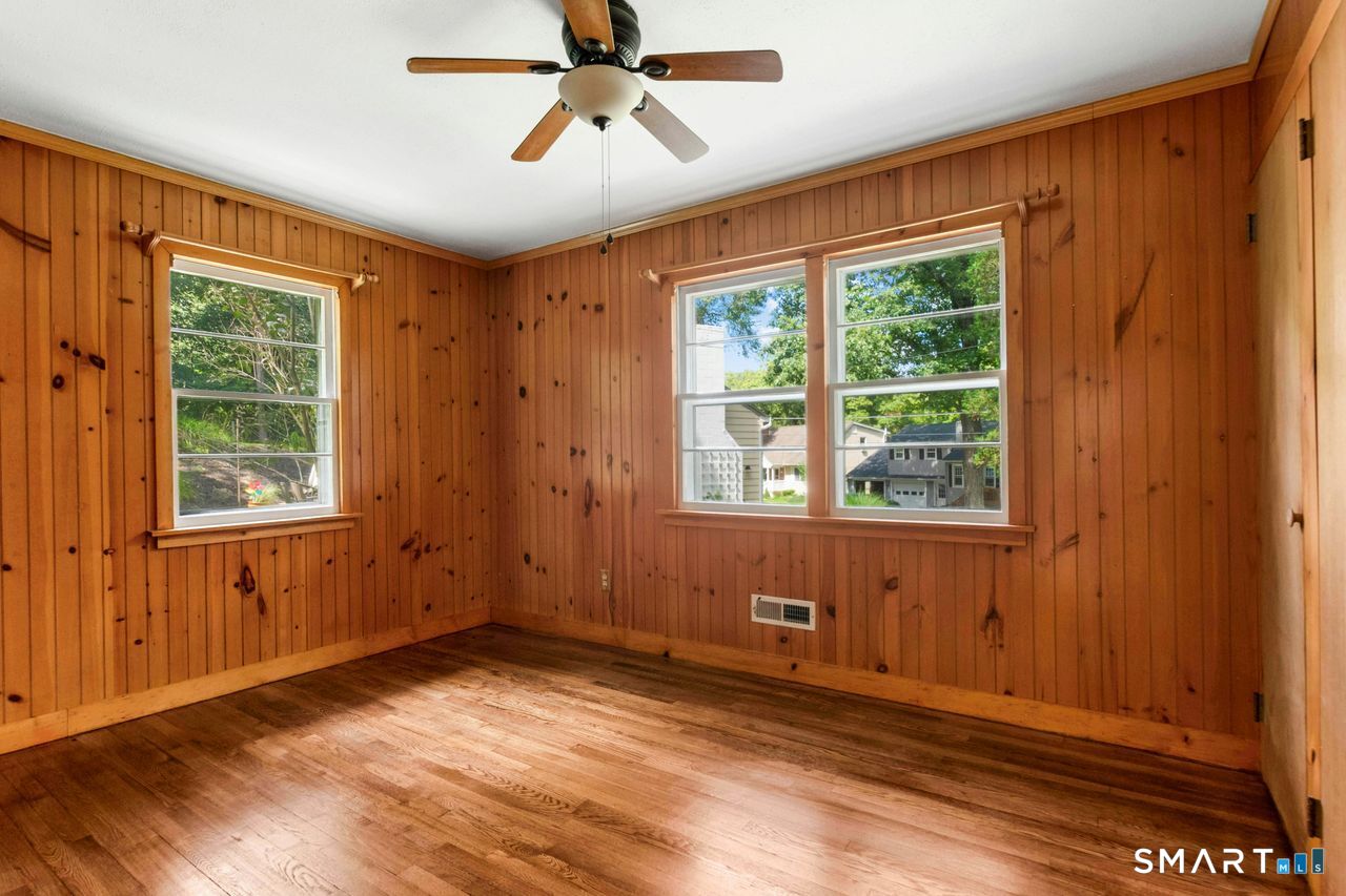 27 Woodland Way