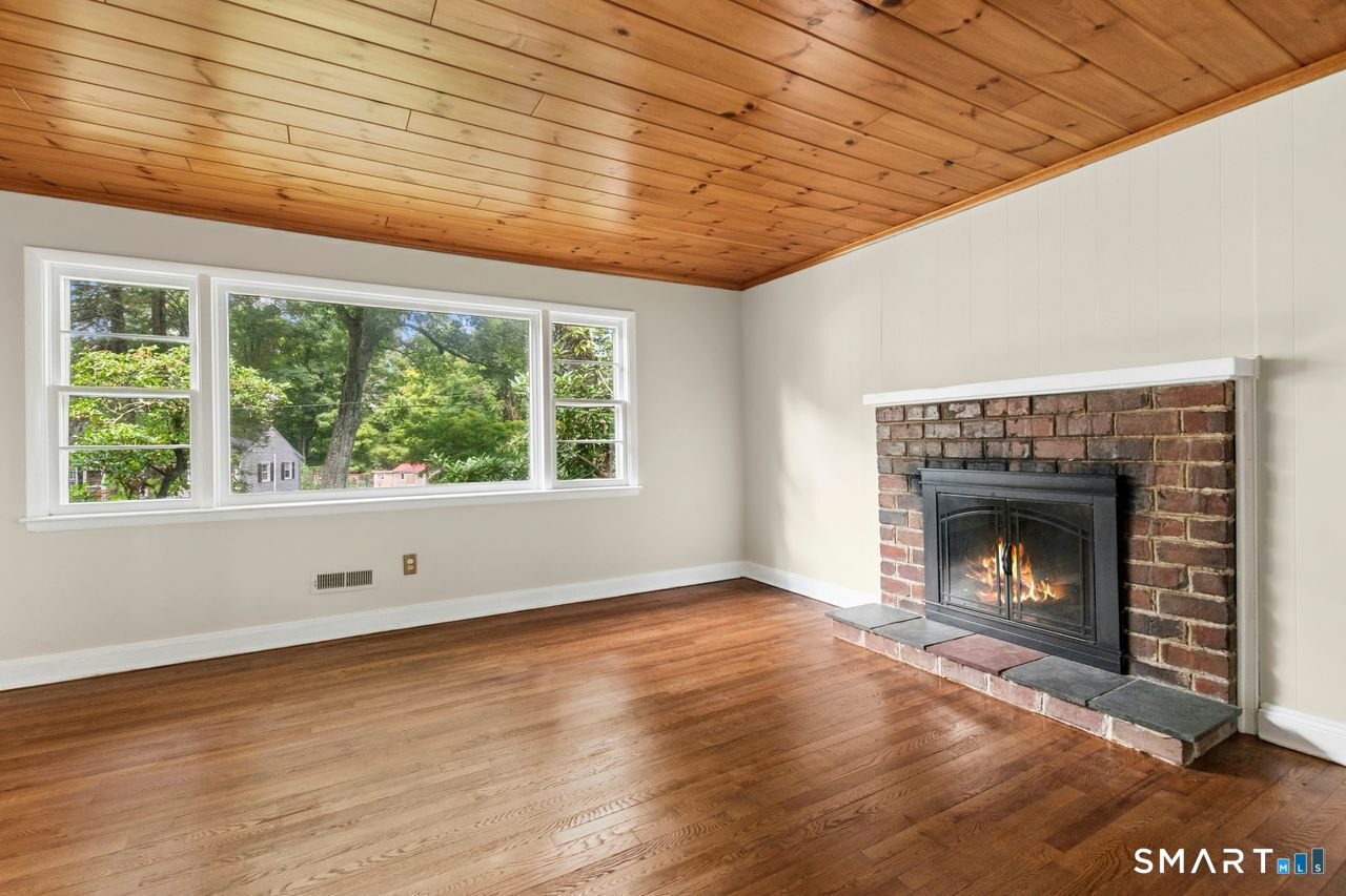 27 Woodland Way