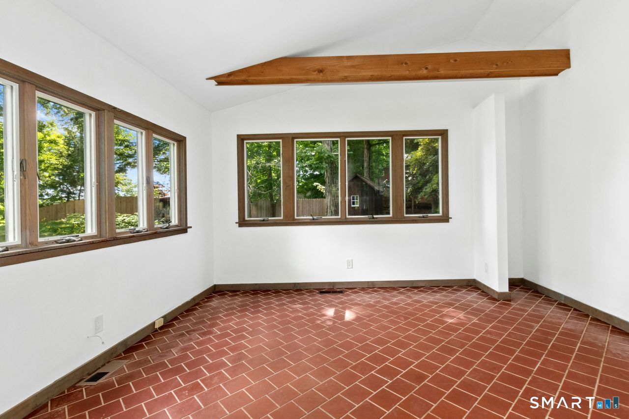 27 Woodland Way