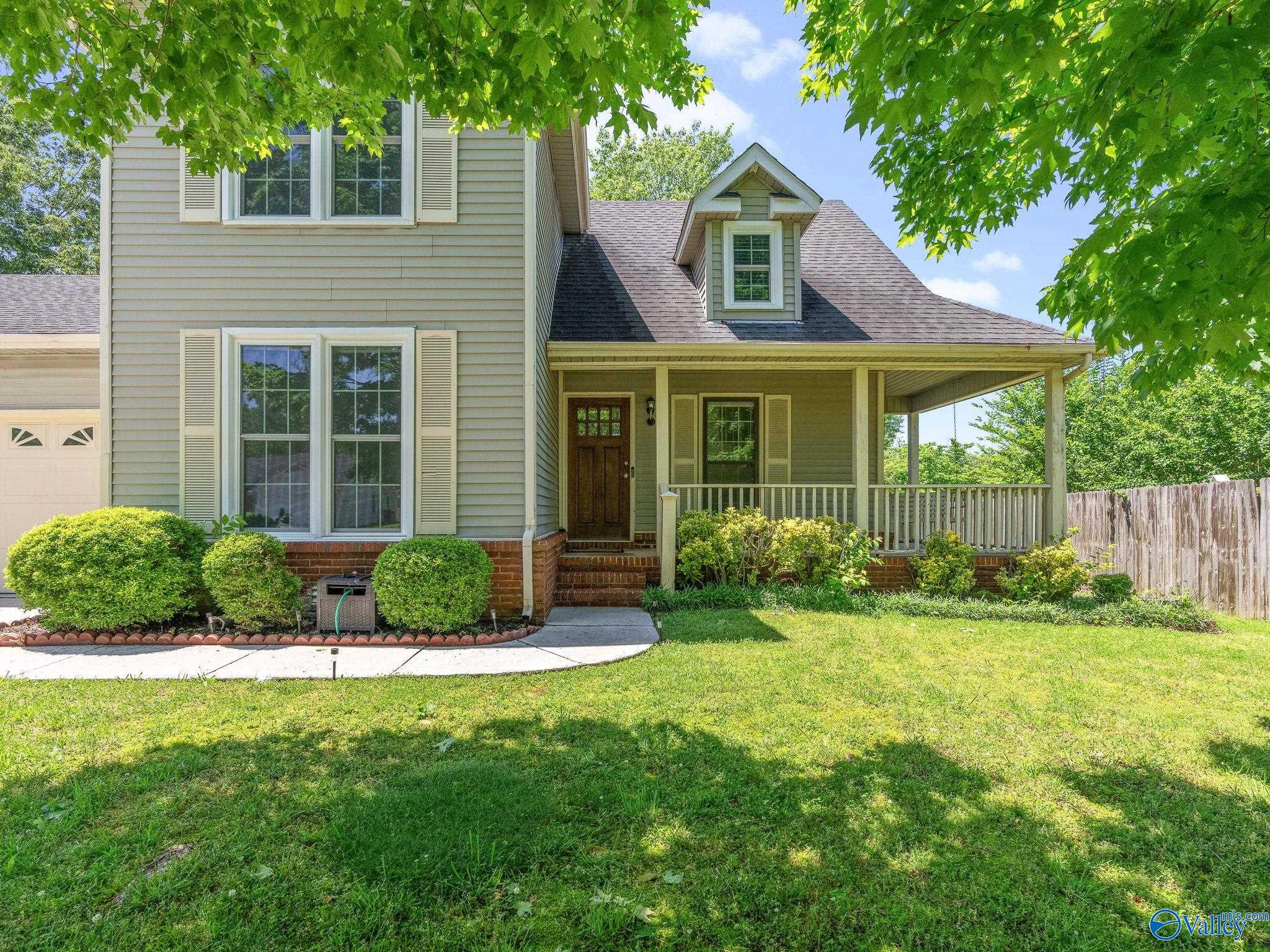 102 Hollington Drive NE