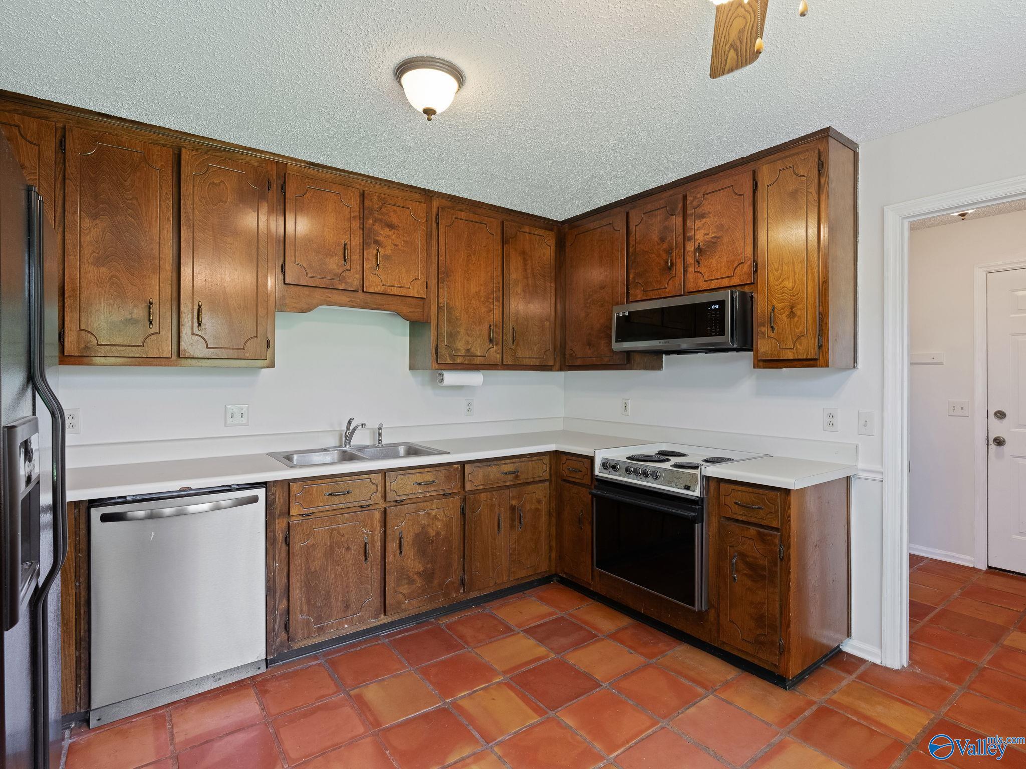 102 Hollington Drive NE