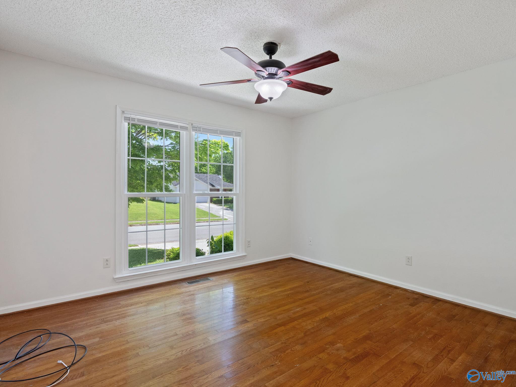 102 Hollington Drive NE