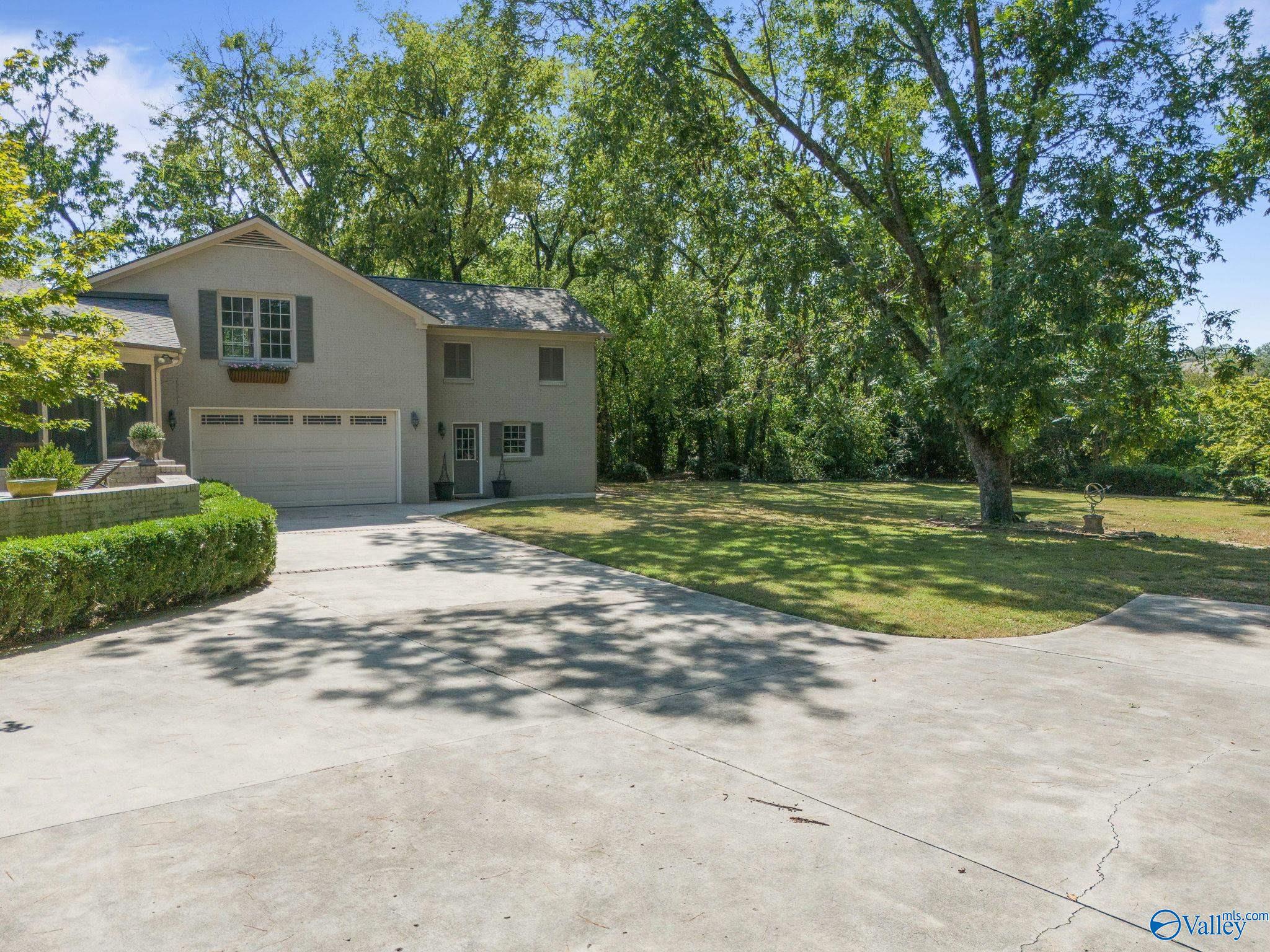 1200 W Cleermont Circle SE