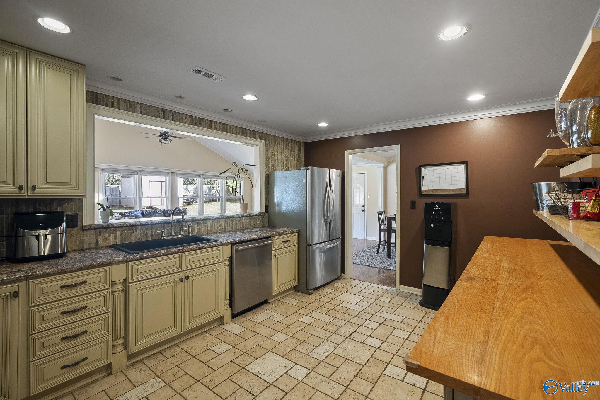 110 Leathertree Lane