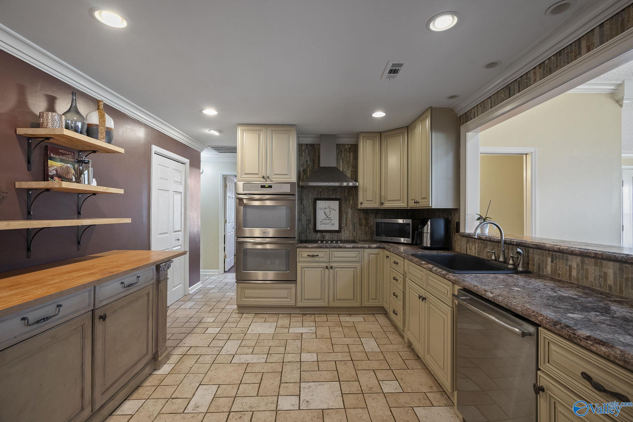 110 Leathertree Lane