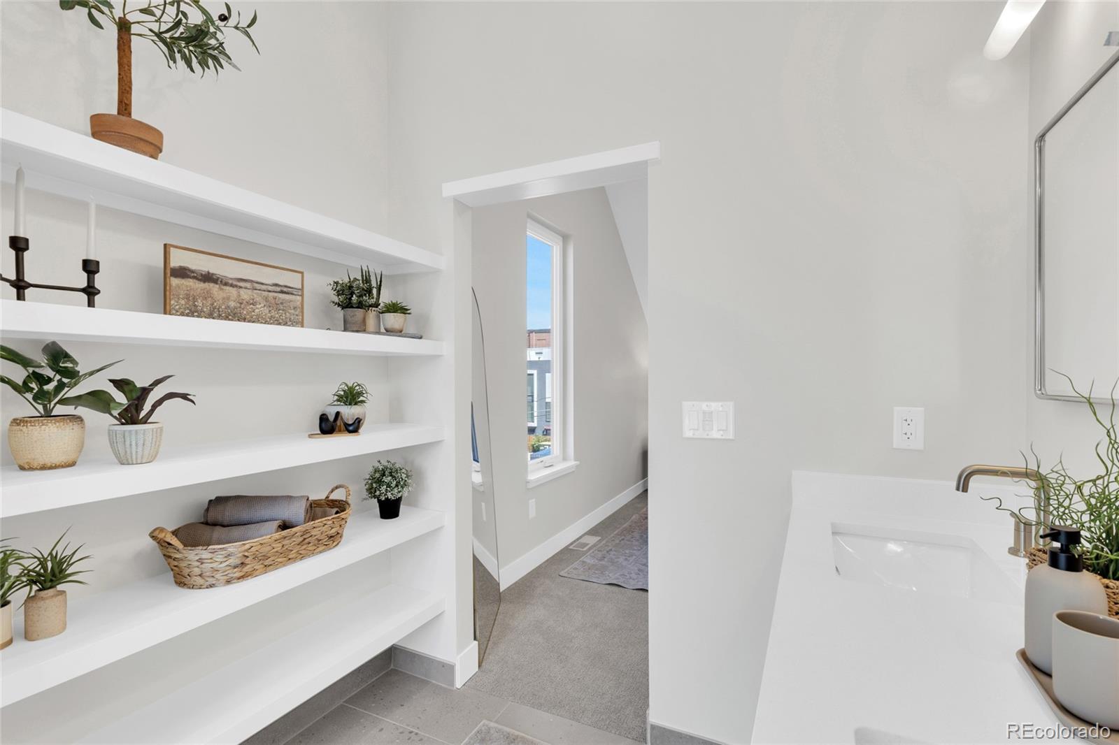 341 W Warren Avenue