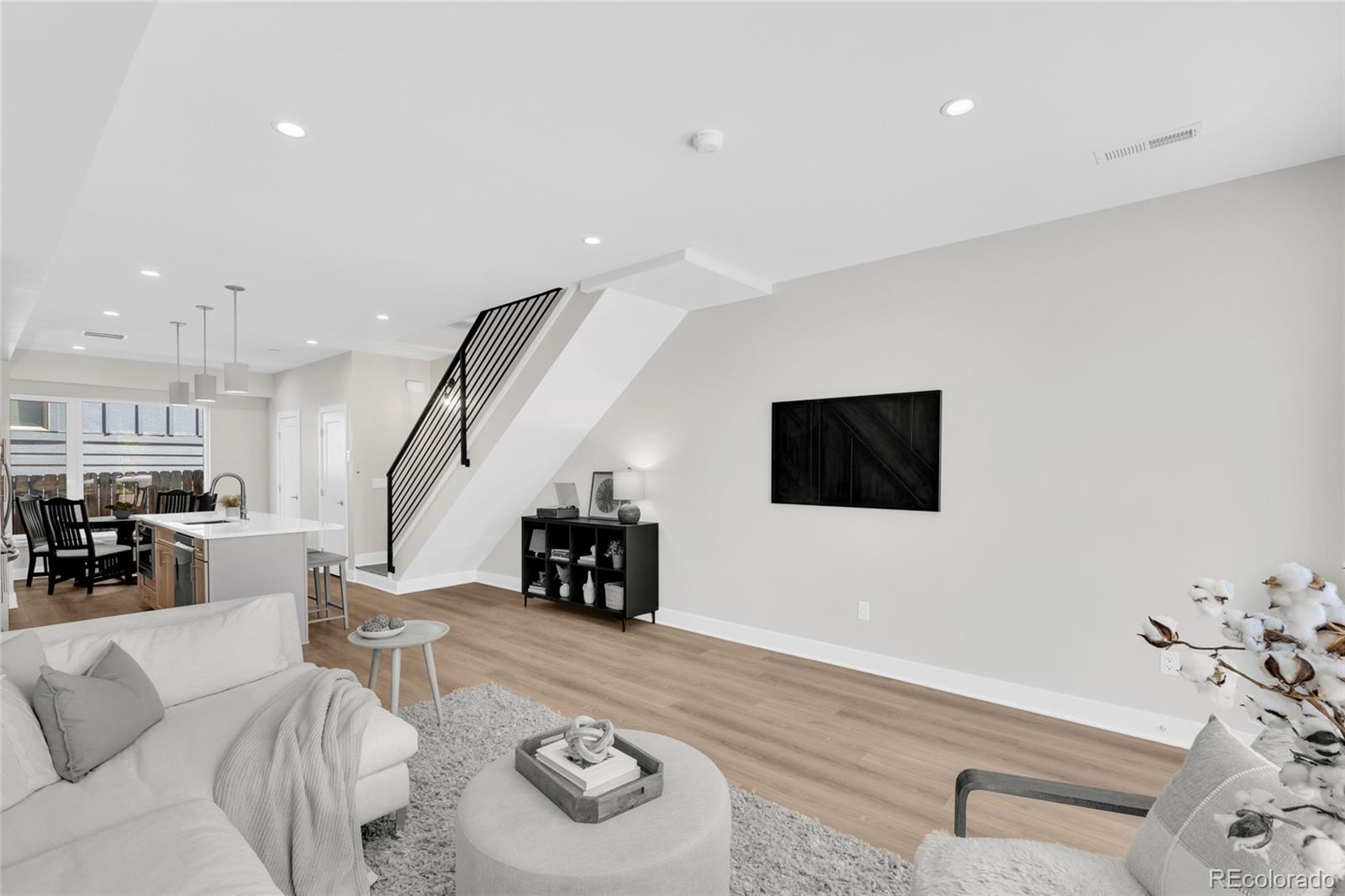 341 W Warren Avenue