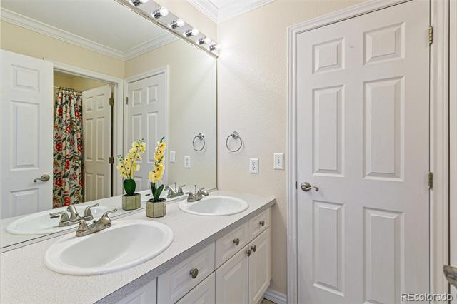 5646 S Waco Court
