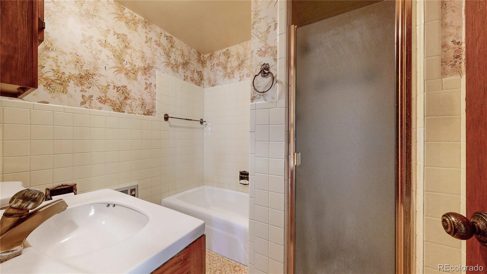 5529 S Greenwood Street