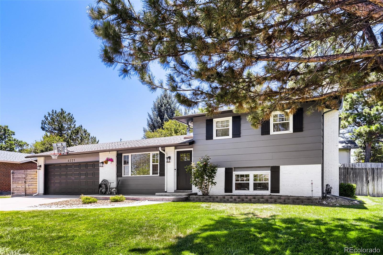 6221 S Ash Circle W
